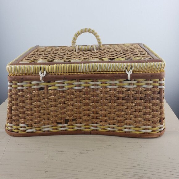 Vintage Sewing Basket & Contents - Picture 3 of 11